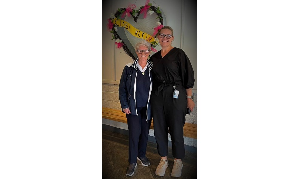 Gunvor og Elisabeth på skolen.jpg
