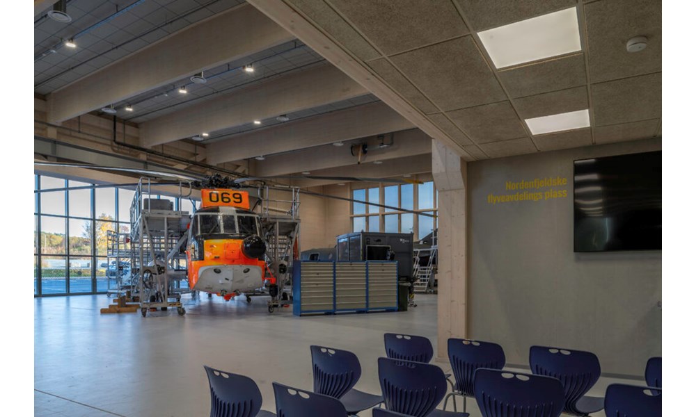 Westland Sea King-helikopteret (halenummer 069) står sentralt i hangaren, omgitt av arbeidsplattformer.