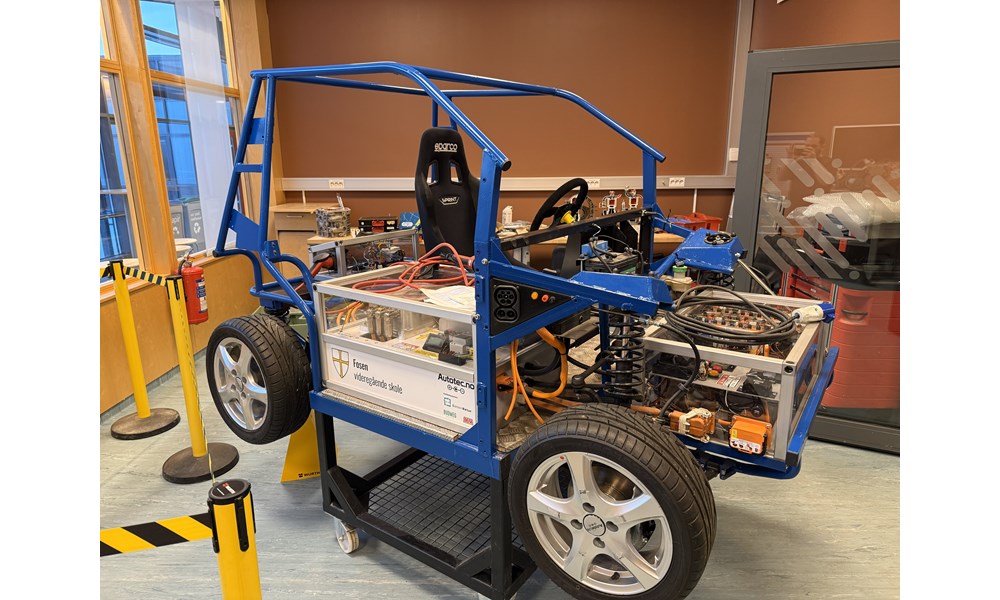 Dette bildet viser et spesielt læringskjøretøy, en elbil bygget for undervisning