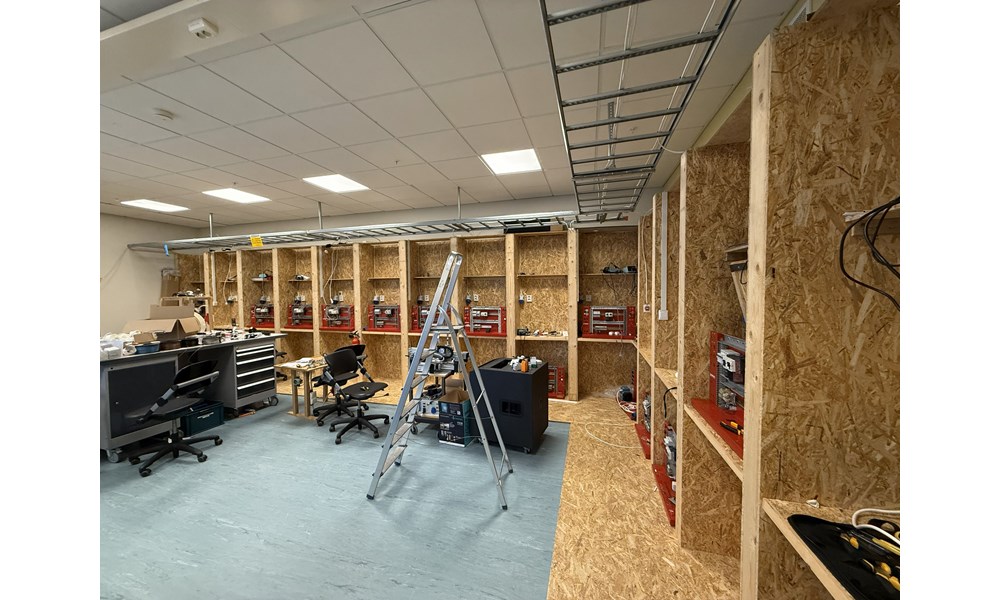 Dette bildet viser et rom tilrettelagt for opplæring i elektrofag.