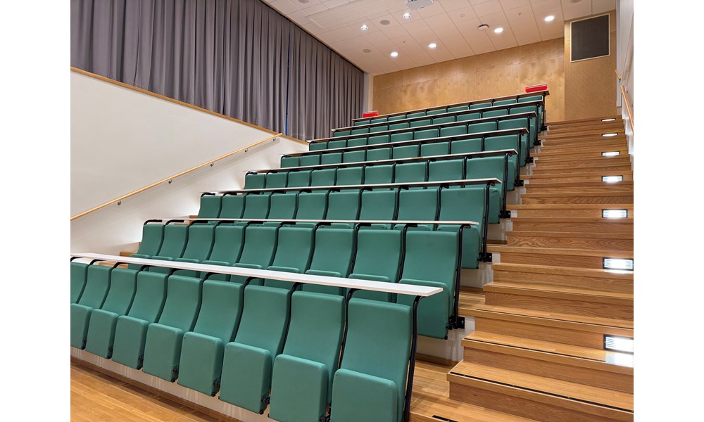 Dette bildet viser interiøret i en moderne forelesningssal eller et auditorium.