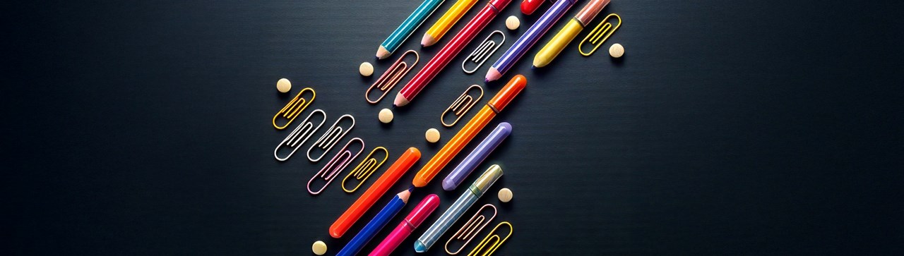 Bildet viser blyanter, binderser og tusjer.