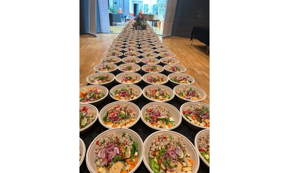 Dette bildet viser et imponerende syn av hundrevis av ferdig anrettede porsjonsskåler klare for servering.