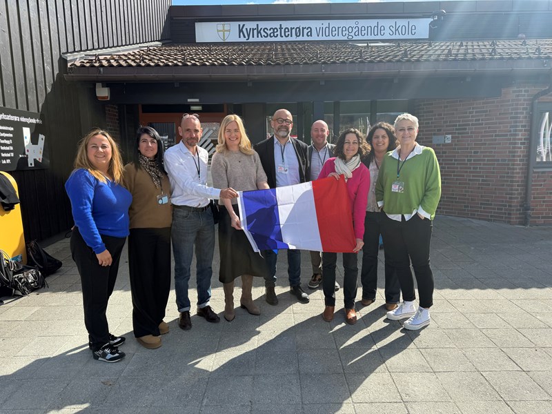 fellesbilde ved inngangen.jpeg