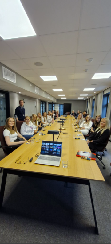 VG3 Markedsføring og ledelse 2 på bedriftsbesøk hos Melhusbanken