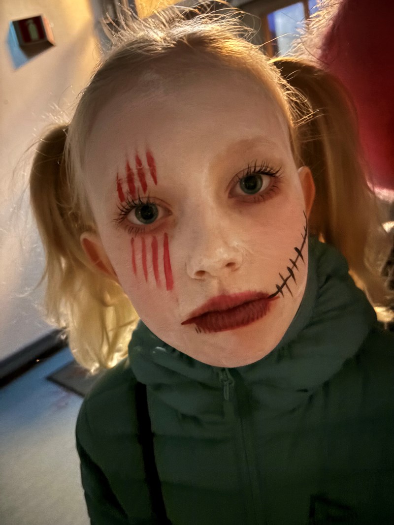 Bildet viser en jente som er ferdigsminket til Halloween.