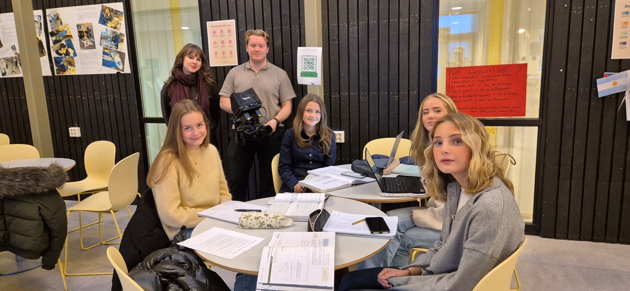 Bildet viser fem unge, kvinnelige skuespillere og en produksjonsmedarbeider under innspillingen på Follo