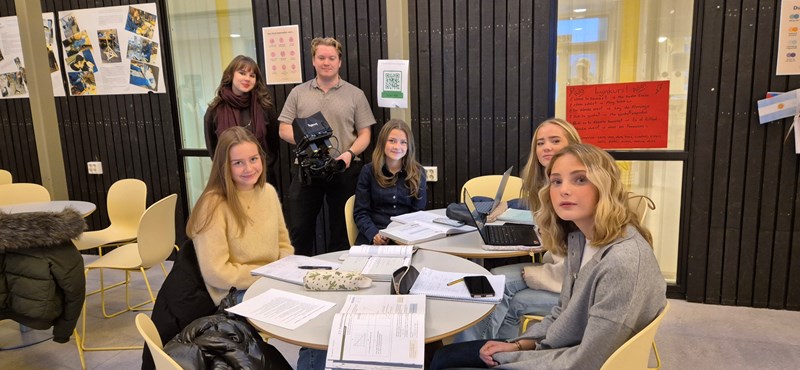 Bildet viser fem unge, kvinnelige skuespillere og en produksjonsmedarbeider under innspillingen på Follo