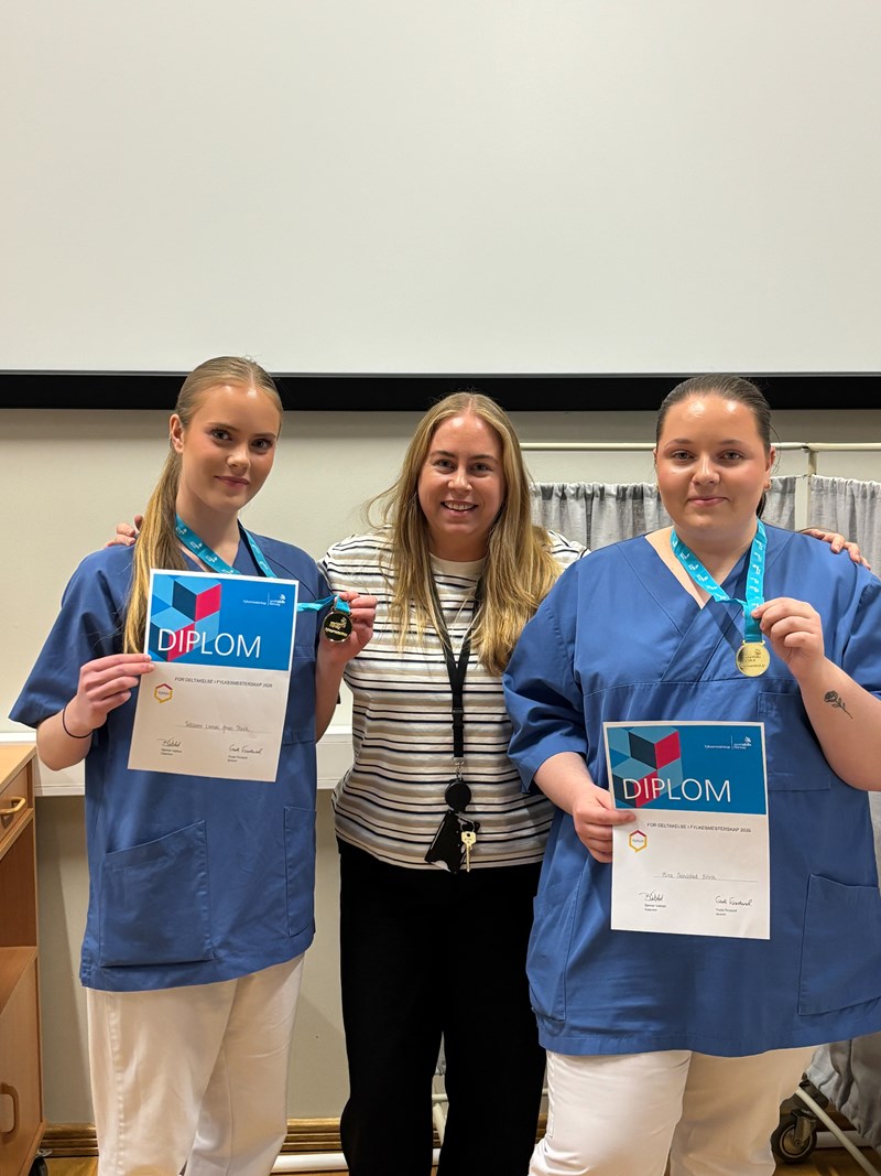 Bildet viser vinnerne Tedikken og Mina sammen med faglærer Bente.