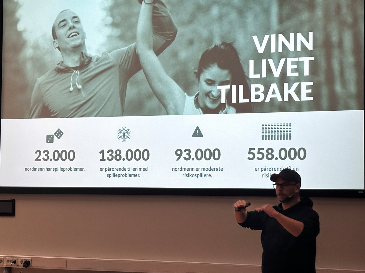 Bildet viser Aleksander Holmsve som holder foredrag.