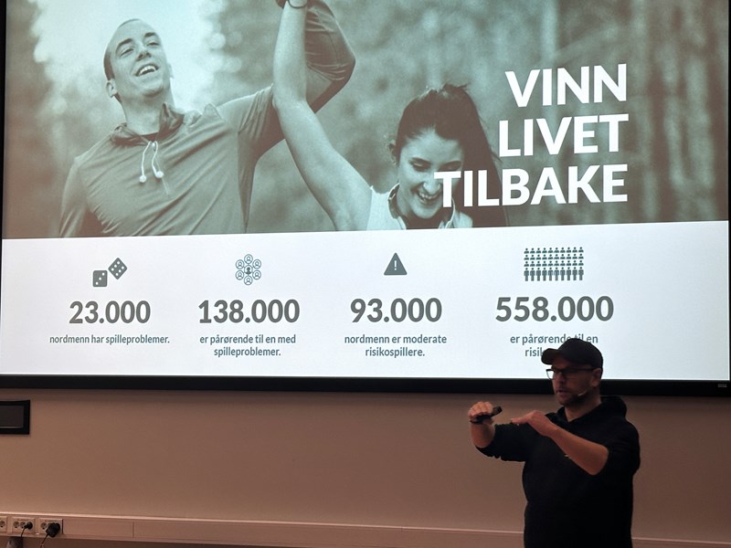 Bildet viser Aleksander Holmsve som holder foredrag.