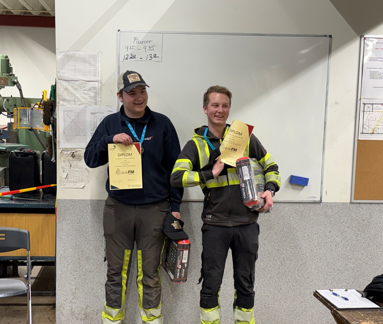 Bildet viser de to elevene som tok førsteplass i fylkesmesterskapet.