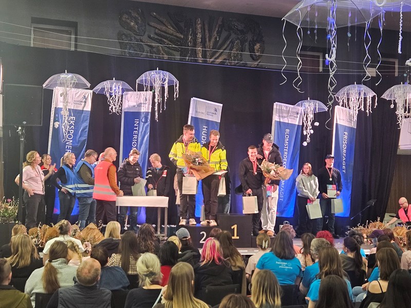 Bildet viser podiet og seierspallen under premieutdelingen.