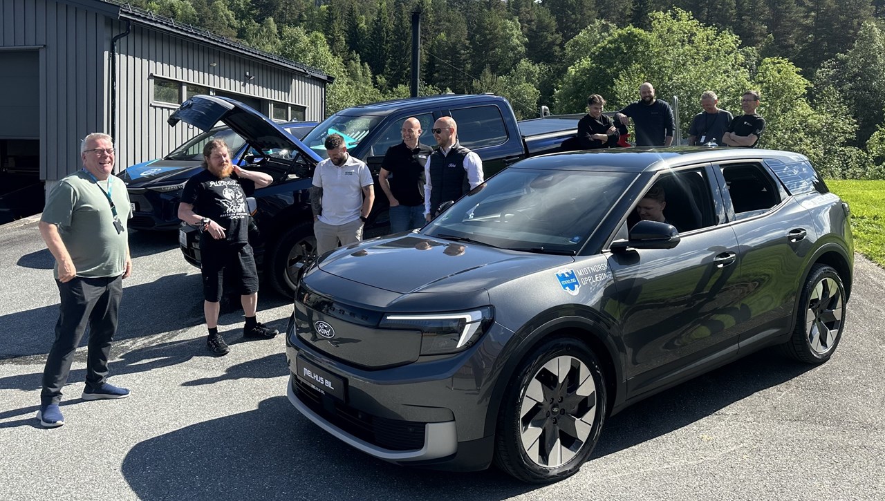Bildet viser den nye Ford Explorer sammen med rektor, daglig leder hos Melhus Orkanger bil og flere representanter fra Midtnorsk Opplæring.
