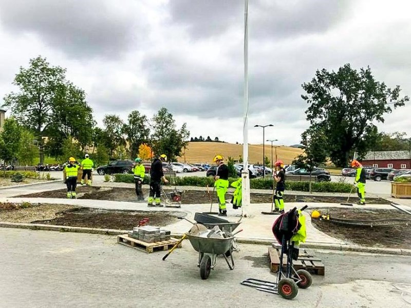 Anleggsgartnerelever jobber med bed på skolens område