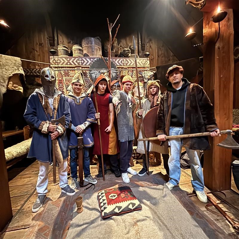 Fem elever kledd opp med vikingklær og utstyr