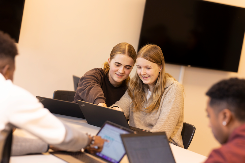 To jenter samarbeider på pc i klassrom. Fotograf: Ronny M Danielsen